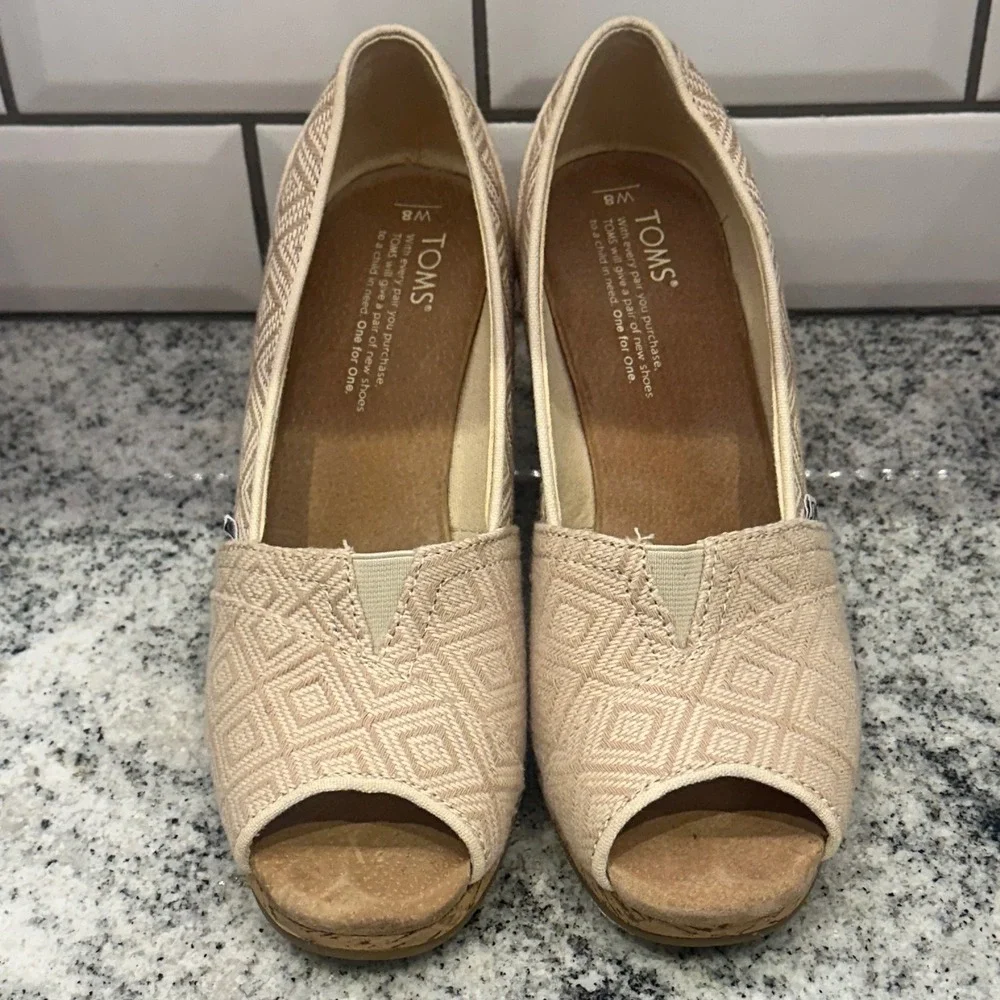 TOMS Women's Beige Geometric Pattern Peep Toe Wedge Shoes Size 8.5 Neutral Cream
